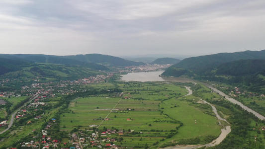 雨后在罗马喀尔巴阡山村庄和农田的罗马尼亚峡谷上空飞行视频