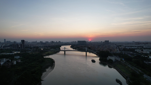 夕阳中的河流视频