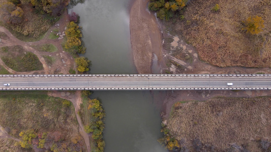 摄像头飞越一条小河上的公路桥平原风景图象视频