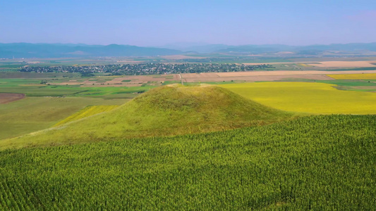 在山上飞行的无人驾驶飞机在夏季农村地貌绿色山丘和夏季视频