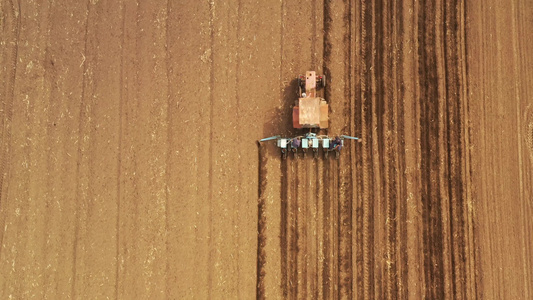 在弹簧场上见traktor无人机视图上升视频