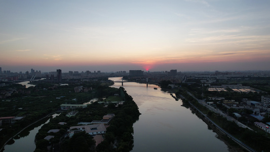 夕阳中的河流视频