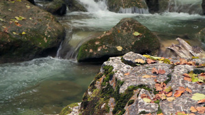 克里米亚石头和流动的小溪14秒视频