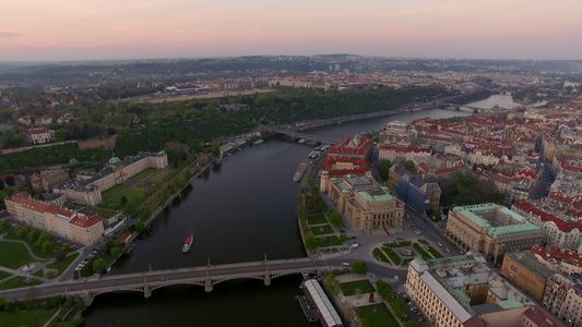 CzechRepublic沿伏尔塔瓦河的空中观察视频