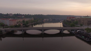 沿伏尔塔瓦河的空中景观50秒视频