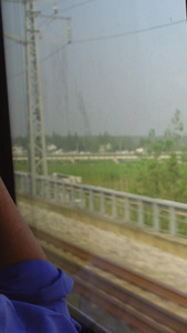 高铁动车上看窗外的景色风景的人物素材江汉平原视频