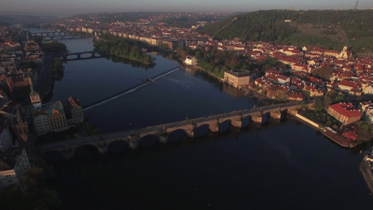 CzechRepublic沿伏尔塔瓦河的空中观察视频