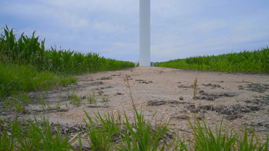 风力涡轮机发电从地面向风力发电机刀片视频