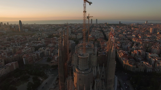 带有sagradafamilia的巴塞罗纳空中视图视频