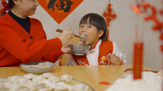 4K除夕吃饺子妈妈喂孩子视频