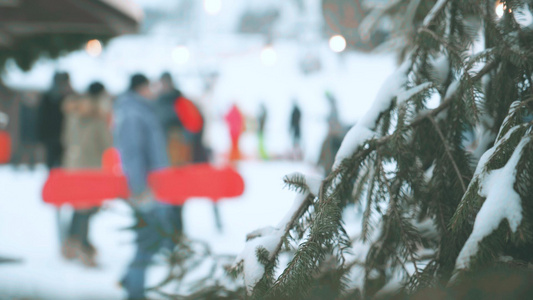 冬季户外滑雪运动场游玩的人视频