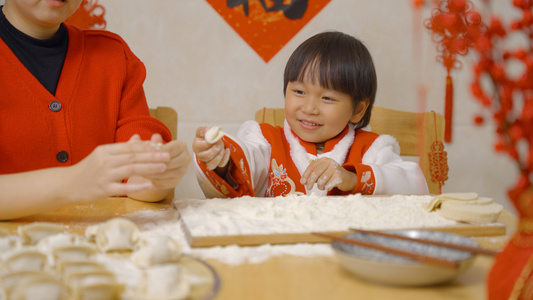 4K新年母子陪伴包饺子团聚视频