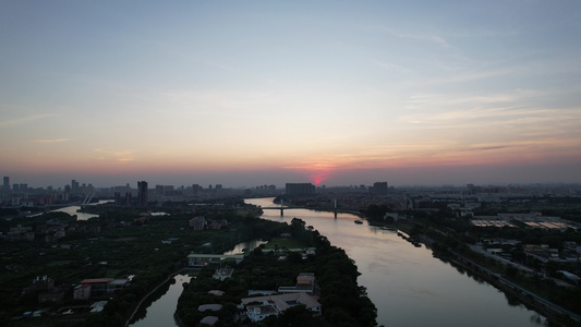 夕阳中的河流视频