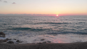 美丽的夕阳景色在海边的海滩上夏季背景33秒视频