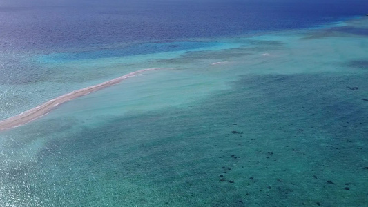 以蓝色海洋和白色沙沙底背景打破海滩的外来度假胜地海滨视频