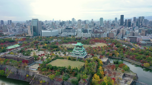 秋天在日本的osaka城建造城市视频