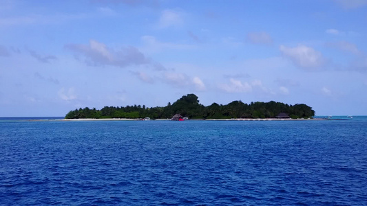 由蓝水和白沙背景的蓝色水组成的美丽海湾海滩之行的空中视频