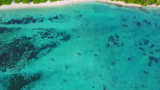 乘坐蓝绿色海有明沙背景的蓝绿海观赏豪华海滩海滩风景视频