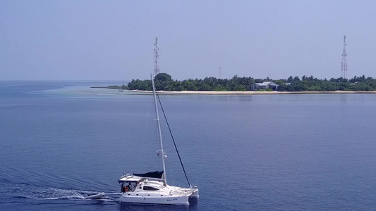 海洋旅游海滩野生生物的海景由具有白沙背景的水蓝色环礁视频