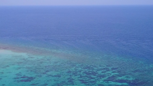 空中无人驾驶飞机在蓝海和白沙底蓝海之间平静海岸海滩视频