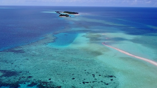 以白沙为背景的海平面蓝海进行宁静海岸海滩航拍视频