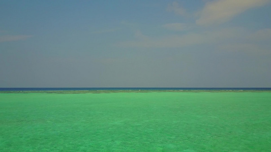 乘坐透明有白沙面背景的海洋观光旅行放松环礁湖海滩探险视频