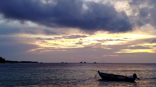 白沙背景的绿绿海海洋海岸海滩节日天际天空视频