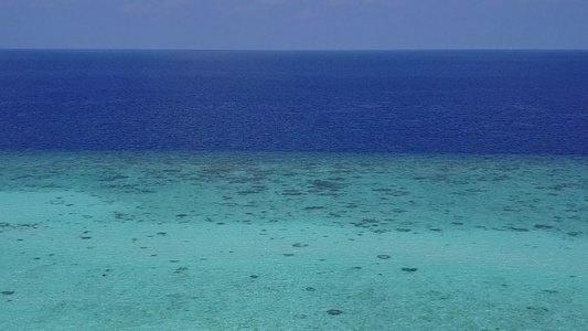 蓝海白沙背景下天堂泻湖海滩之旅的空中质感视频