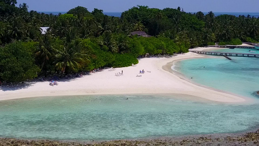 利用蓝海和白沙背景进行热带海岸海滩间休息的空中飞行视频