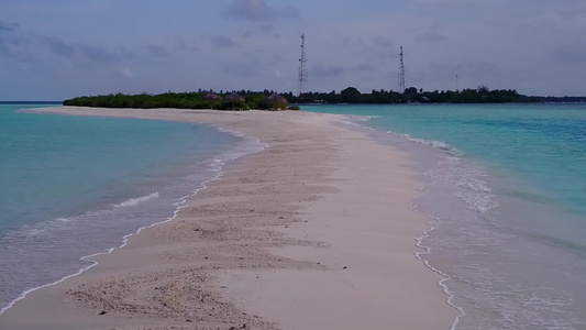 带白沙背景的蓝色环礁湖打破海滩断滩时热带海观海岸的视频