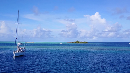 观视宁静的岛屿海滨风景通过透明的有白色沙子背景的海洋视频