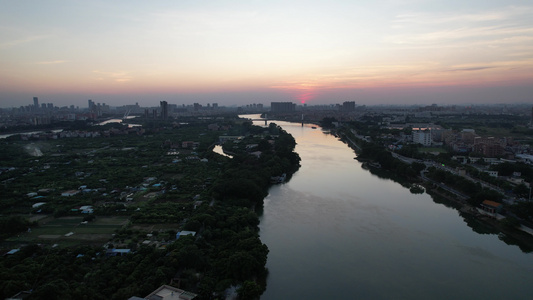 夕阳中的河流视频