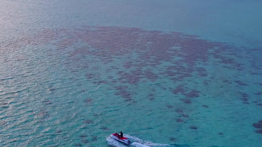 以蓝色环礁湖和白色沙滩背景为缓缓海岸海滩时间的天空视频