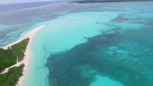 蓝海和白沙底蓝海及白色沙滩海岸海滩时间的空中纹理视频