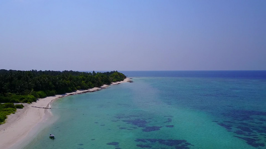 白沙背景蓝色海水泻湖海滩度假的无人机空中质感视频