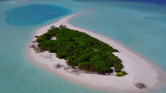 水上蓝海白沙背景的豪华旅游海滩航拍视频