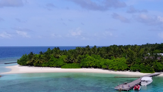 以蓝色环礁湖和白色沙滩背景为目的地的完美旅游海滩旅行视频