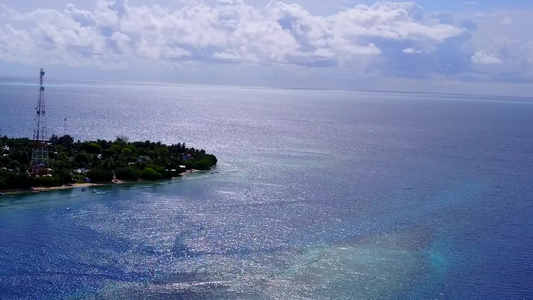 观视宁静湾海滩节日的海平面天空以绿绿海和白沙底为背景视频