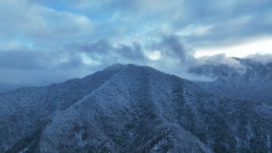 航拍冬天江西旅游5A级网红庐山景区山峰云海雪景4k素材视频