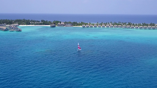 热带旅游海滩经透明有清洁沙土背景的海洋旅行的空中观景视频