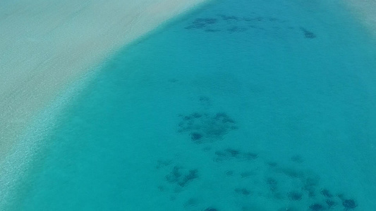 以蓝色环礁湖和白色沙滩背景观察海岛海滩探险的风景视频