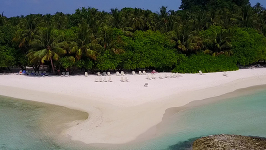 白沙背景透明水完美海景海滩生活方式的空中无人机天空视频