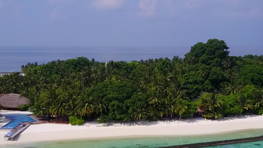 由白沙背景的绿松石环礁湖构成的完美海岸海滩断裂空中视频