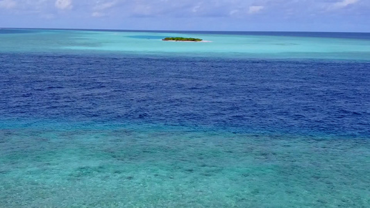 以蓝色环礁湖和浅沙背景进行放松海岸海滩旅行的空中航行视频