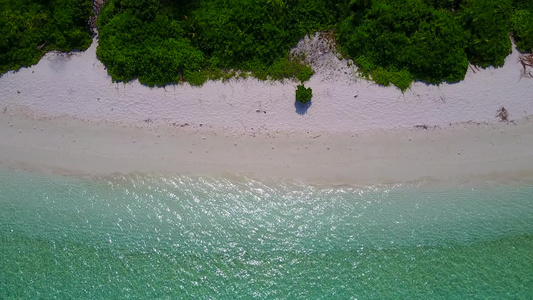 蓝绿色泻湖和白沙背景的海岸海滩度假空中无人机全景视频