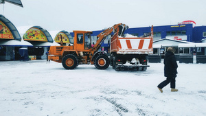 清晨环卫工人开着铲雪车清除道路积雪12秒视频