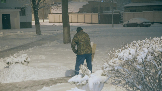 深夜人行道路加班扫雪的工人视频