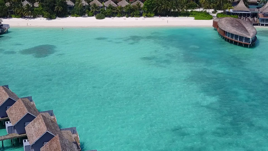 以清澈的海洋和白色沙沙背景进行美丽海岸海滩时间的空中视频