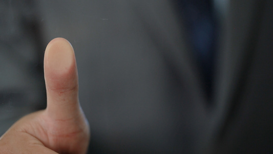 4k男性商务拇指按压玻璃科技指纹合成底图视频