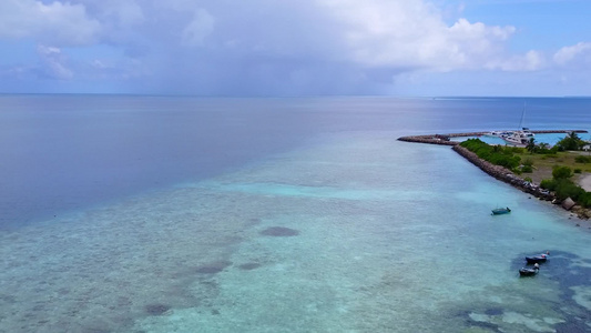 白沙背景绿松石海洋豪华旅游海滩的空中无人机海景视频